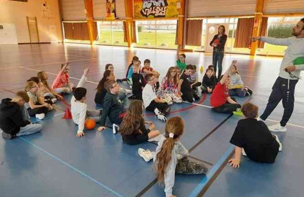 certains-eleves-de-cm1-cm2-posent-des-questions-avant-le-jeu-1742553220