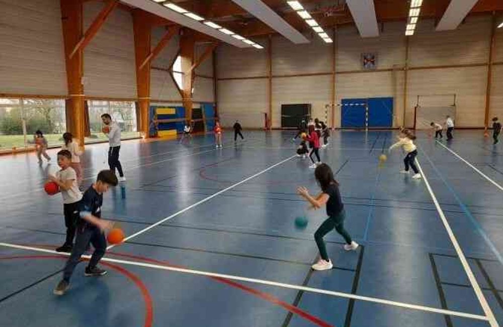 la-classe-de-ce1-en-plein-exercice-1742553220
