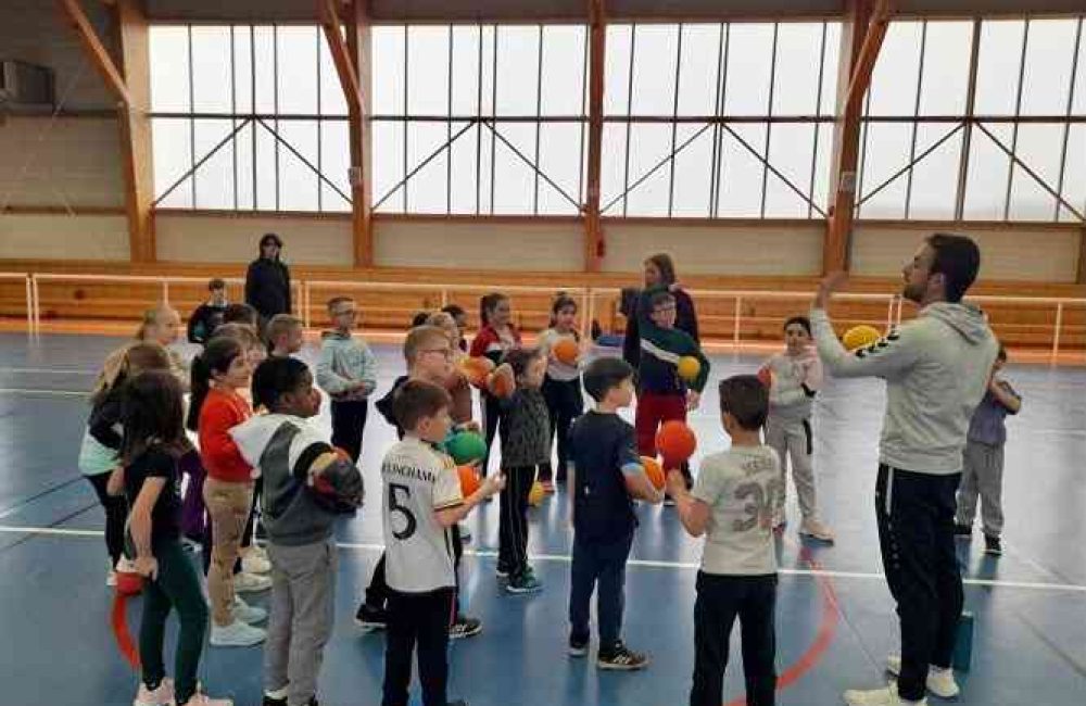 les-elece-de-ce1-ecoutent-les-instructions-avant-de-jouer-1742553220