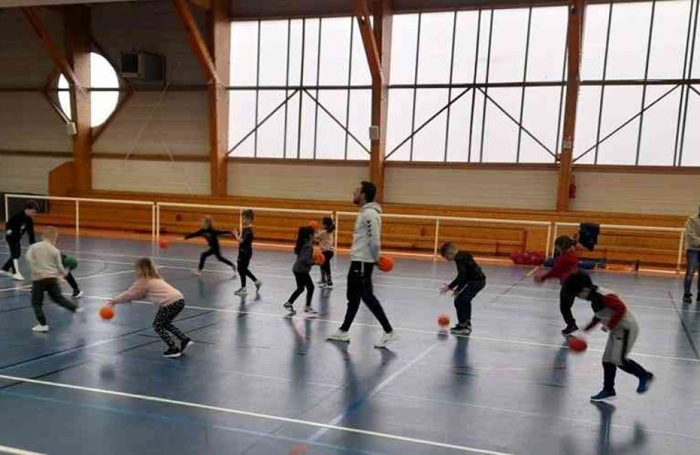 les-eleves-de-cp-s-entrainent-avec-la-balle-1742553220