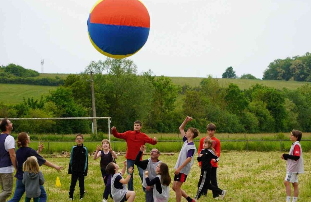 plusieurs-possibilites-de-jeux-avec-ce-ballon-geant-1748531993