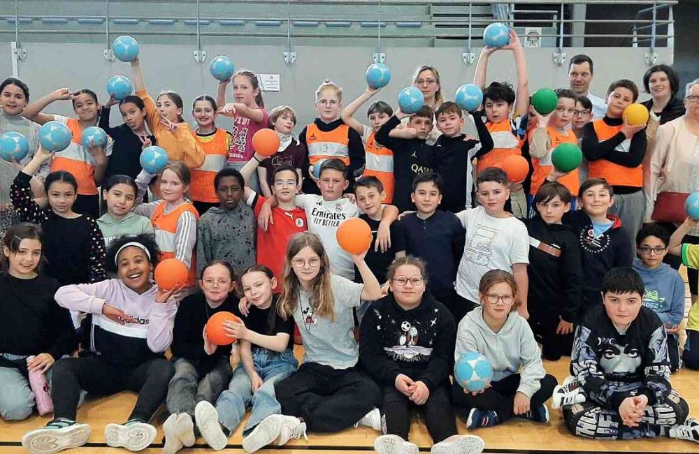 un-cycle-de-quatre-seances-d-une-heure-d-initiation-au-handball-est-propose-aux-eleves-de-cours-moyen-de-l-ecole-jean-moulin-1743439943